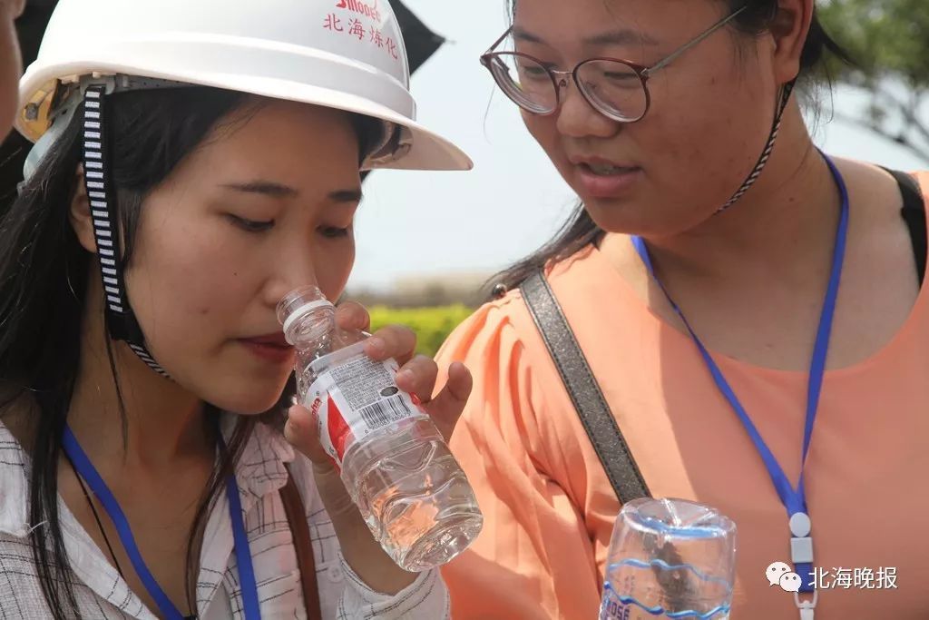 原标题：城事‖“世界地球日”，市民走进中石化北海炼化，探秘智慧绿色能源            4月22日，第49个“世界地球日”当天，中石化北海炼化举行以“探秘智慧能源”为主题的公众开放日活动，揭开石油行业“神秘”的面纱，“拆除”炼油厂的高墙欢迎四方宾客。公司邀请九三学社成员走进北海炼化，零距离“交流对话”，共同探秘智慧绿色能源