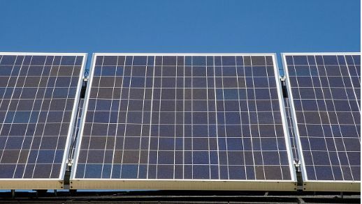 原标题：政策密集下发，“风口浪尖”上的分布式光伏能否继续逆袭？             进入4月，国家层面密集下发了多项光伏重磅政策或征求意见稿，尤其是近日下发的《分布式光伏发电项目管理办法》（征求意见稿）（下称“《办法》（征求意见稿）”）更是将分布式光伏的发展推向“风口浪尖”。 “多年来，分布式光伏的新增装机量占比始终未破10%，但2017年首次突破了36%，预计今年将超过50%，发展势头迅猛