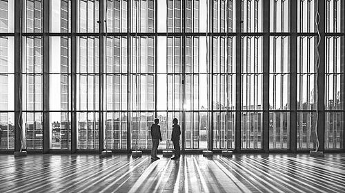 最新研究让染料敏化太阳能电池更加高效。图片来源：ROLAND HERZOG, EPFL　　想象一下永远不必再为你的手机、电子阅读器或者平板电脑充电