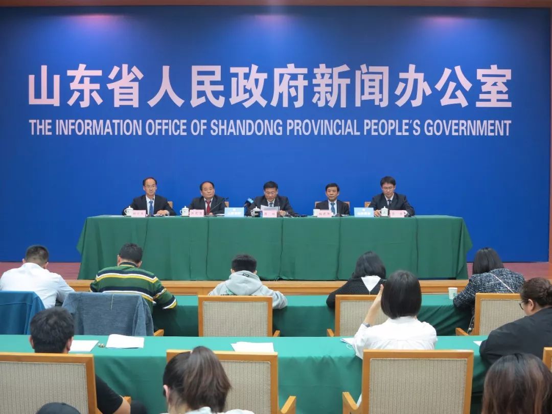 原标题：权威发布 | 到2020年 山东整体将达到一流配电网标准 将全面建成安全可靠、经济合理、坚固耐用的现代化农网            今天下午，省政府新闻办举行“实施新旧动能转换重大工程”系列新闻发布会第四场，邀请国网山东省电力公司党委书记、董事长蒋斌，省发改委副主任魏建强，省经信委总经济师耿宪海，省能监办稽查处处长缪童，解读《国网山东省电力公司全面服务山东新旧动能转换十大举措》有关内容，并回答记者提问。发布会由省政府新闻办主任、省政府新闻发言人魏长民主持