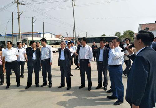 原标题：全省加快生物质能源取暖推广应用工作推进会在阳信召开            4月26日，全省加快生物质能源取暖推广应用工作推进会在阳信县召开，省经信委副主任王万良，省财政厅二级巡视员姜龙，副市长曹玉斌出席会议。  会议首先观看了阳信县实施生物质清洁取暖专题片，阳信县就生物质能源清洁取暖的有关情况进行了介绍，济宁市泗水县、菏泽市郓城县就下一步加快推进生物质能源推广应用工作进行汇报