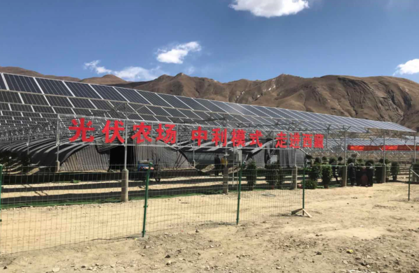 
	
                    
	【电缆网讯】日前，西藏地区首个贫困村光伏农场在琼结县白那村和堆巴村建成，该项目由中利集团援建，建设规模1MW。建成后，琼结县白那村和堆巴村受益的80户建档立卡贫困户，在家门口即可增加现金收入