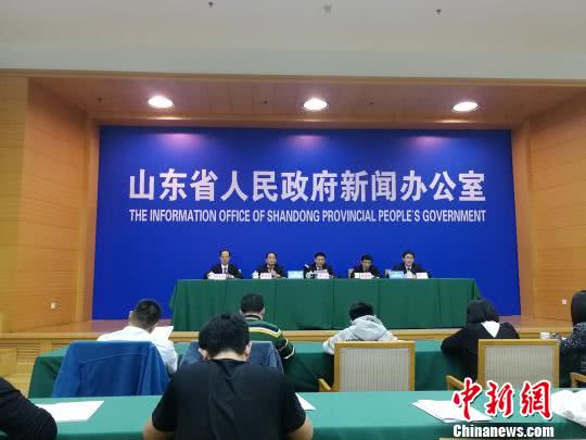  4月26日，山东省政府召开新闻发布会，对《国网山东省电力公司全面服务山东新旧动能转换十大举措》进行解读。郝学娟摄中新网济南4月26日电(郝学娟)截至目前，山东累计接纳省外来电4千亿千瓦时，相当于减少该省煤炭消费约1.8亿吨，助力新旧动能转换
