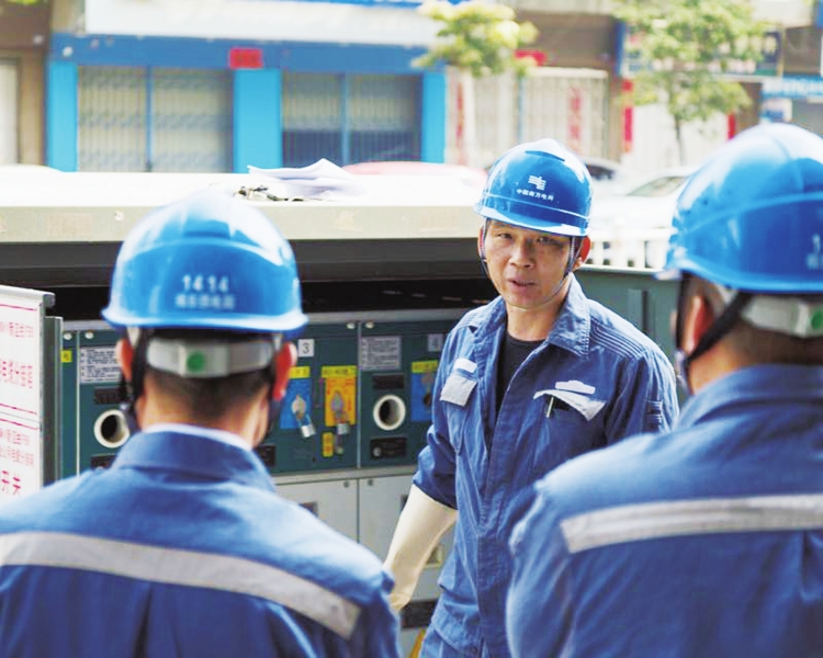
　　徐城銳　　廣東電網公司揭陽揭東供電局曲溪供電所運行維護班班長

　　徐城銳1999年從某高射炮兵旅復員到供電所，不畏艱難困苦的軍旅本色不變，服務電網近20載。他二十年如一日，把日常的運維班工作做得風生水起