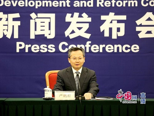 原标题：发改委:到2020年供气企业储气能力不低于合同年销售量10%             国家发改委政策研究室主任兼委新闻发言人严鹏程主持发布会(中国网 宗超 摄) 中国网财经4月27日讯 国家发展改革委于今日上午10时召开专题新闻发布会，国家能源局相关司局负责同志出席，介绍“天然气产供储销体系建设”有关工作情况并回答记者提问。 以下为文字实录： 国家发改委政策研究室主任兼委新闻发言人严鹏程：大家知道，去年冬季，我国北方部分地区一度出现天然气供应紧张的局面，暴露出我们在天然气生产、供应、储备、销售等环