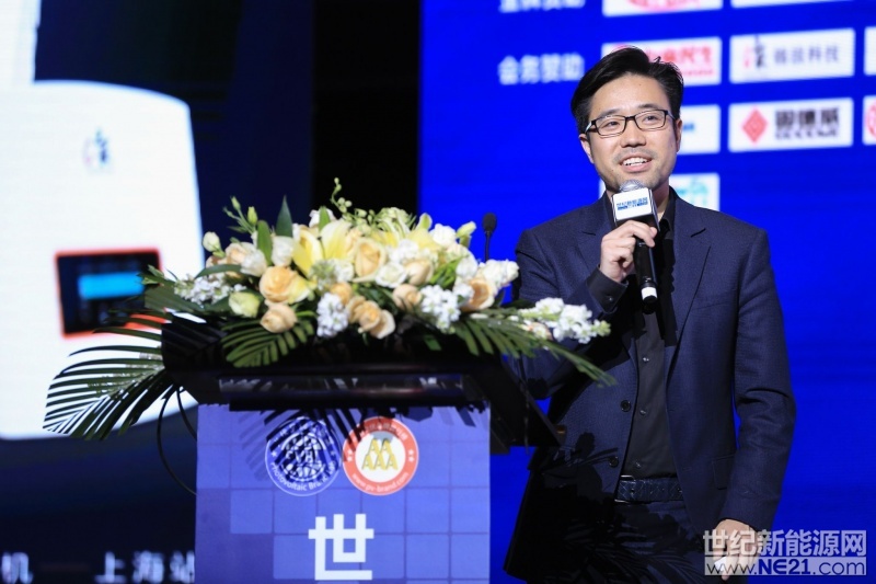 4月27日，第三屆世紀(jì)光伏大會(huì)在上海舉行，會(huì)議以“新能源 新未來”為主題，旨在研究萬億光伏產(chǎn)業(yè)后市場的挑戰(zhàn)與機(jī)遇。

本次論壇由由世紀(jì)新能源網(wǎng)、光伏品牌實(shí)驗(yàn)室（PVBL）聯(lián)合主辦，近500余位嘉賓代表齊聚一堂，各抒己見，從不同的角度對(duì)中國光伏發(fā)展建言獻(xiàn)策，熱烈探討未來中國光伏發(fā)展之路