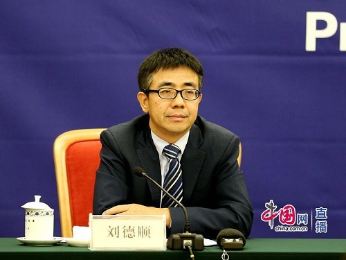 原标题：能源局：差额部分储气设施规划项目原则上要在2018年开工             国家能源局石油天然气司司长刘德顺(中国网 宗超 摄) 记者：这个文件非常给力，其中重要的一点是加快储气设施的建设。但是所谓远水解不了近渴，我们都知道，地下储气库和LNG储罐建设均需要很长周期，这种情况下怎么能够在储气能力达标之前，督促这些生产企业满足稳定供气的需要？谢谢