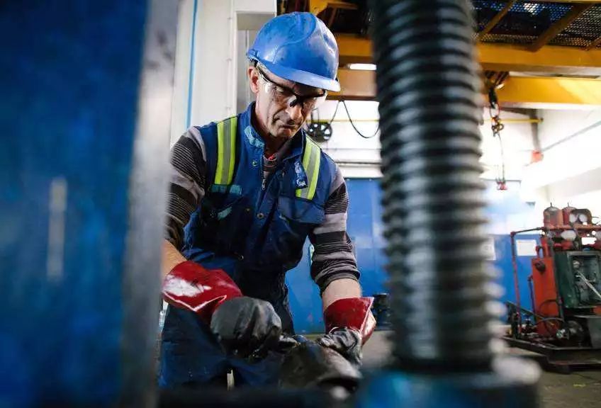 原标题：油服“三巨头”一季度业绩超预期，行业要回暖了？             2018年首个财报季终于到来，全球三大油服商斯伦贝谢、哈里伯顿和贝克休斯率先发布了第一季度财报。虽然一众石油巨头仍然将一季度数据捂得严严实实，但油服商的表现却为业内评估能源市场前景间接提供了素材