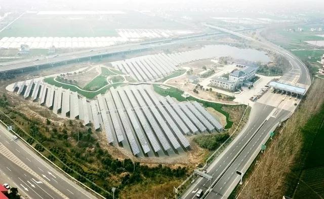 原标题：江苏省高速公路首批互通区分布式光伏电站并网投运            近日，随着江苏沿海高速公路盐城蔡桥互通区域智能电能表的读数由零开始跃升，江苏省高速公路第一批兴桥、南沈灶、白蒲、蔡桥4个互通区13.58MW光伏应用创新示范项目全面实现并网发电。  按照“交通+能源”发展清洁低碳路沿经济的思路，在江苏省能源局、地方政府部门的大力支持下，江苏交通控股公司所属云杉清能公司继去年下半年启动连徐、京沪、沿海、宿淮盐、沿江、宁宿徐等高速公路沿线服务区屋顶、车棚分布式光伏应用后，于去年11月下旬，以沿海高速