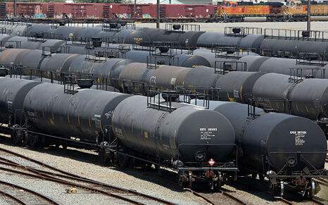 原标题：极速新欧：全球能源格局或将重塑              媒体报道称，石油行业正在被中国电动车这个“潜在杀手”袭击，全球能源格局或将重塑，原油价格也将迎来新一轮的大波动。 7年前比亚迪在车展上展示的电动大巴被视为一个行业笑话，但如今电动车却在变革全球的交通行业