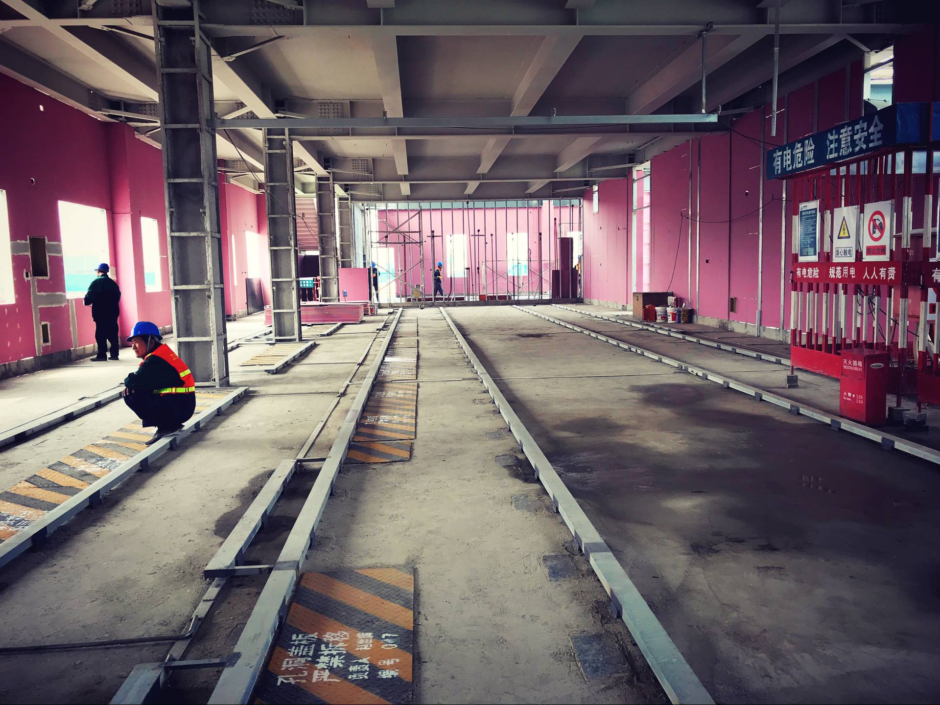　　2018年4月28日，隨著最后一塊屋面板澆注完成，由國網北京市電力公司負責建設的新機場東、西兩座110千伏變電站主體結構也順利封頂。在完成外墻板安裝后，預計東、西變電站本體將于2018年6月份全面完工，助力機場建設提速