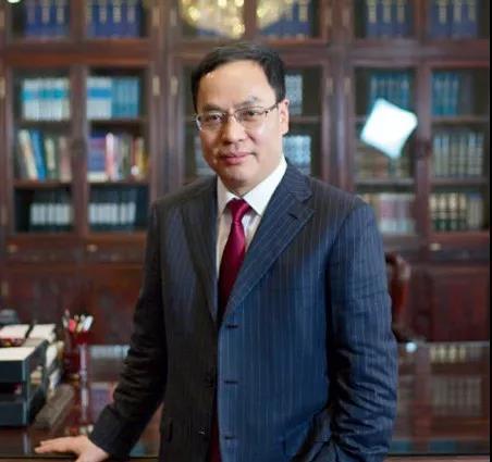 原标题：颠覆者汉能：如何用汉瓦“改变世界屋顶”            如何将核心技术转化为具体产品，并通过具体产品颠覆一个产业，或者开创一个产业，进而走向商业成功?1970年代通过芯片技术开创个人电脑时代的英特尔给出了精彩回答，2007年通过iPhone开启智能手机时代的苹果同样给出了完美答案。现在，一家名为汉能薄膜发电集团(00566.HK)的中国公司，也希望在薄膜太阳能领域做点类似的事情