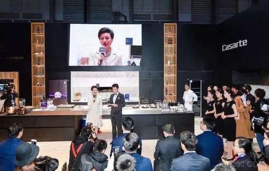 
	 


	


	观点 | 东方卫视专程直播！海尔首发全场景定制化智慧成套方案终结真假智能之争


	


	2018AWE期间，东方卫视专题，直播了海尔的全场景定制化智慧成套方案，这引起了我的兴趣。专题片以“智慧定制美好生活”为题，介绍了海尔为智能家居领域所做的探索与努力，也由此引出海尔在物联网时代平台品牌战略成果：创成智慧家庭第一平台品牌