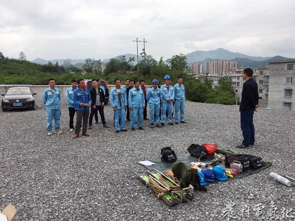 

　　农村电气化网讯：为提升员工的业务技能，强化员工安全意识。近日，务川供电局开展了为期3天的“一县一场”实操培训，共计67人参加