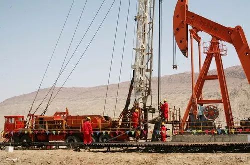 原标题：油田服务路在何方？            许江风 油田服务公司作为石油公司的乙方，受油价波动影响剧烈，中高油价期间，石油服务公司的生存发展没有太大问题；低油价期间，油公司虽然销售收入和利润大幅度下跌，因为有油气销售收入，还能艰难度日。 而石油服务公司则不同，油价大跌，油公司投资大幅度下降，石油服务公司的物探、钻井、测井、录井、试油（气）、工程设计与施工队伍等工作量也随之大幅度下降，大量的人员和设备闲置