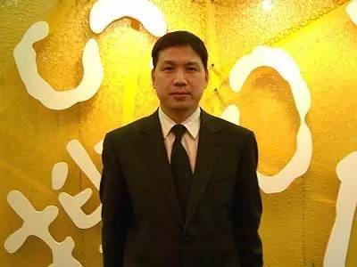 原标题：1898·分享 | 周晋峰：“减塑捡塑”助力新能源发展 环青海湖电动汽车挑战赛            本文转载自：中国绿发会（ChinaGreenExpress）  周晋峰 (中国生物多样性与绿色发展基金会秘书长，一八九八咖啡馆联合创始人) 周晋峰，中国生物多样性保护与绿色发展基金会（简称“绿会”）秘书长，一八九八咖啡馆联合创始人，80级化学系校友。美国普渡大学化学系联合培养博士，中国“光彩事业”的首创发起人，曾任九届、十届、十一届全国政协委员、全国政协提案委员会委员、全国工商联常委、中国民主建国