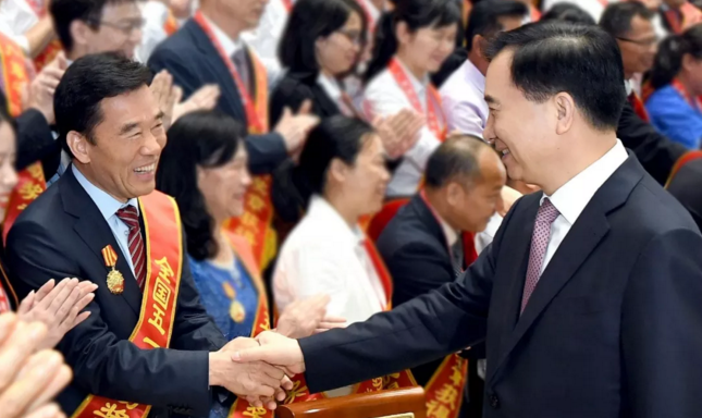                        4月28日上午，广东省庆祝“五一”国际劳动节暨劳模表彰大会在广州举行。明阳智慧能源集团股份公司董事长兼CEO张传卫荣获全国五一劳动奖章，也是广东省企业家中获此殊荣的唯一先进个人