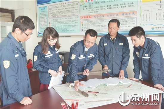 原标题：【奋斗新时代】吴良江：一个金点子 带来大效益            台海网4月30日讯 据泉州网报道 福建联合石化公司吴良江有19年的一线操作经验，他十分爱探索、勤钻研，想出一个又一个“金点子”，给公司带来了意想不到的效益。  吴良江（中）和同事探索创新之道 （陈荣玉 摄） 2011年8月起，吴良江从公司生产部的一线操作岗位转到能源管理岗位