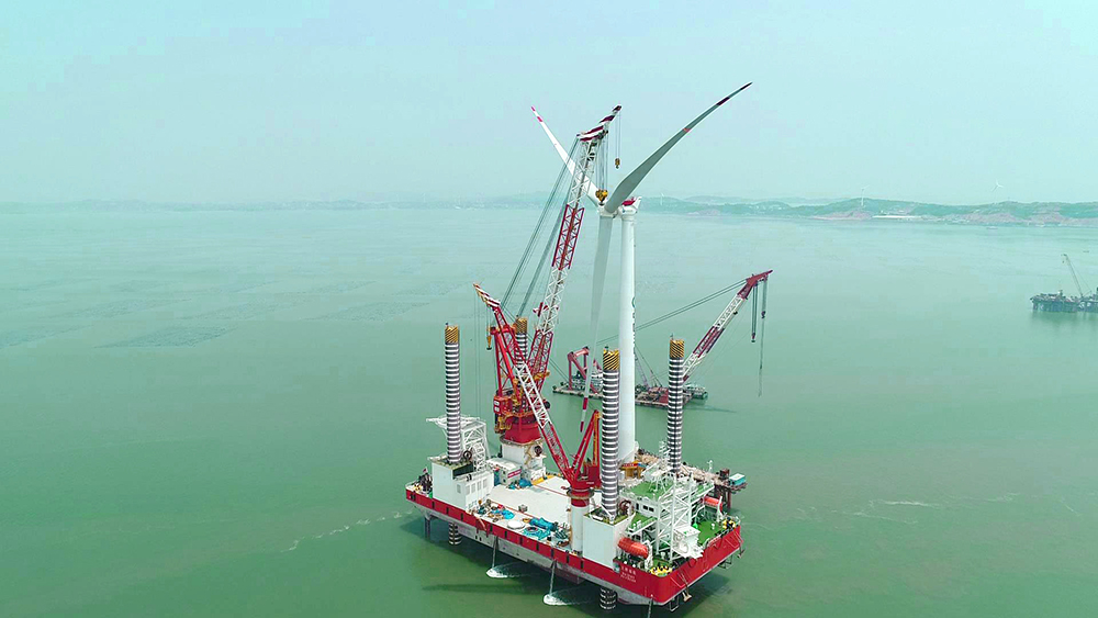                        4月28日，福建省沿海，蔚蓝色的兴化湾，三峡海上试验风电场。“1、2”，浑厚有力的声音顺着海风扩散，声音像船工号子一样拉长