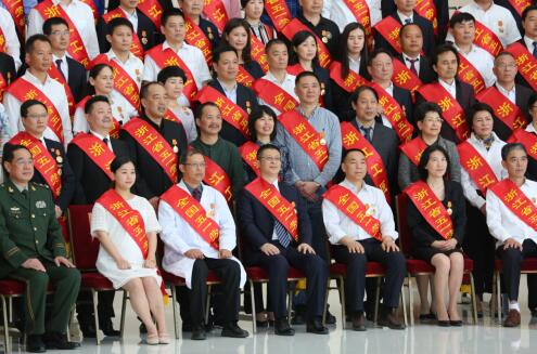 
			              4月28日，浙江省慶祝“五一”國際勞動節(jié)暨表彰勞模先進大會在浙江省人民大會堂舉行，超威集團董事長周明明榮獲“全國五一勞動獎?wù)?rdquo;和“浙江省勞動模范”兩項榮譽，接受省委省政府的隆重表彰，并成為全省電池行業(yè)唯一獲此殊榮的企業(yè)家。
“全國五一勞動獎?wù)?rdquo;是中華全國總工會授予在中國特色社會主義建設(shè)中做出突出貢獻的勞動者的光榮稱號，是中國工人階級的最高榮譽獎項之一