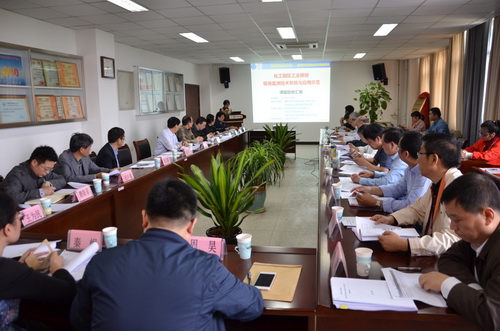 　　【中国仪表网 仪表研发】4月27日，安光所承担的国家科技支撑项目课题“化工园区工业排放现场监测技术系统与应用示范”通过了安徽省科技厅组织的专家验收。  图为验收会现场 　　该课题针对化工园区污染排放监测、控制和减排的迫切需求，开展多种复杂污染气体成分现场监测技术系统的研发和集成示范