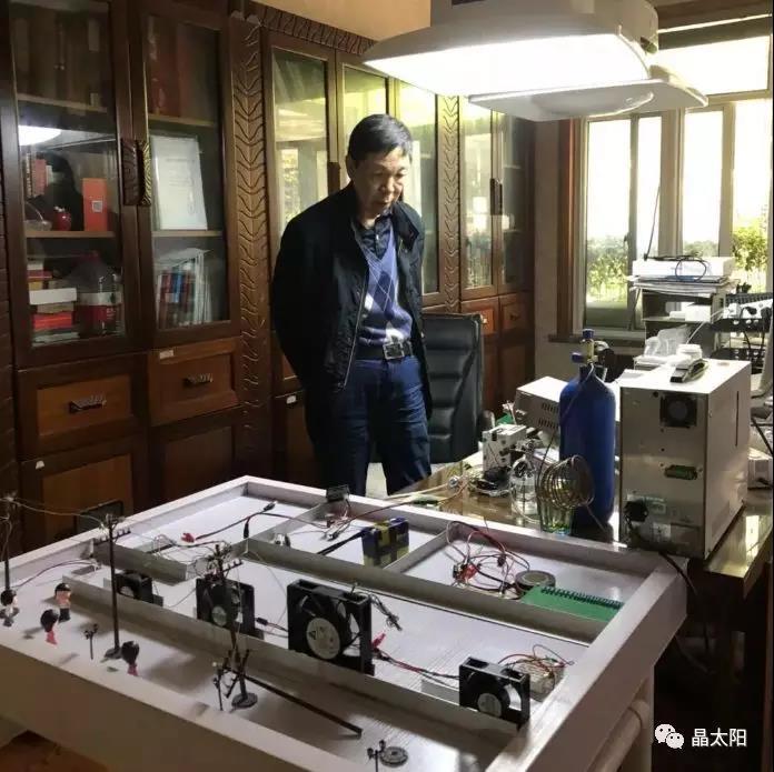 原标题：全国首个户用光伏电站发电12年专访 实际案例带你看光伏的好            最近很多人都问晶晶，到底光伏值不值得装?不管晶晶怎么说光伏好，很多人还是会带着质疑的态度，今天，晶晶直接用案例带你们看光伏到底值不值得装，一起来看下全国首个户用光伏电站的案例。 我国第一座家庭光伏电站案例 在上海有一位“全国第一人” 他是我国太阳能研究领域的权威之一 2006建造了中国第一座并网“家庭电厂“ 除了满足全家人使用 还将2500多度电无偿输送进国家电网 他是赵春江——上海电力研究所原所长  2000年，在