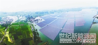 據(jù)悉，全球最大的水面漂浮光伏電站將于6月竣工，該項(xiàng)目位于安徽省淮南市潘集區(qū)，由中國三峽集團(tuán)利用采煤沉陷區(qū)閑置水面建設(shè)，總投資近10億元，項(xiàng)目總裝機(jī)容量約150兆瓦。全部建成后年發(fā)電量約1.5億度，在發(fā)電效益上，相當(dāng)于支撐國家17.64億元的GDP，年?duì)I業(yè)額約1.2億元，年納稅約2500萬元以上
