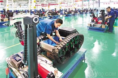 
	 


	中信重工开诚智能装备有限公司的工人在组装机器人。（本报资料片）



                    

