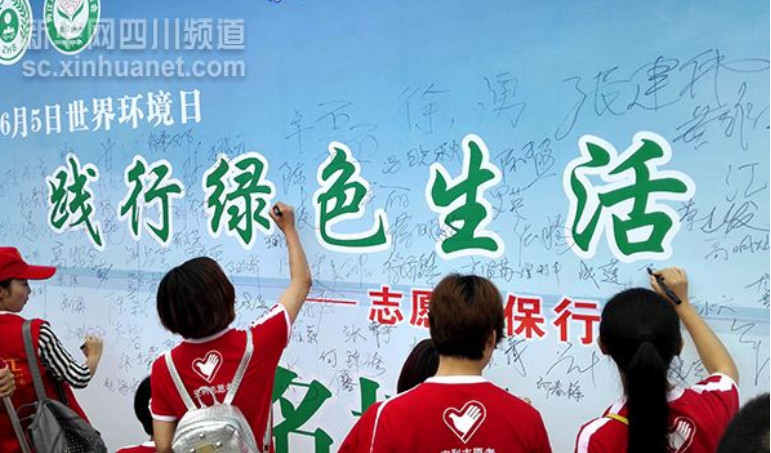 原标题：为什么几十万人支持这些企业逃避几百亿的可再生能源附加？            提起环境保护、可再生能源、光伏扶贫， 你脑海中会浮现出怎样的画面? 是这样?  这样?  还是这样?  然而，以上画面通常仅限于媒体宣传，以及可再生能源领域企业自娱自乐。 真正涉及到基层民众利益时，他们的态度非常鲜明：   有没有感觉到一丝寒意? 当我们这些可再生能源从业者为了把光伏、风电等清洁能源推向大众，让天更蓝、水更清的时候，仍有一部分老百姓只惦记他们的眼前利益