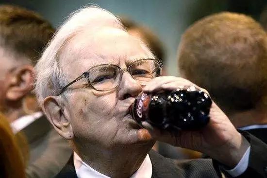 原标题：巴菲特对不同行业的看法            来源|宽远资产  1 银行业  银行业并不是我们的最爱，因为这个行业的特性是资产约为股权的20倍，这代表只要资产发生一点问题就有可能把股东权益亏光光，而偏偏大银行出问题早已变成是常态而非特例，许多情况是管理当局的疏失，就像是去年度我们曾提到的系统规范-也就是经营主管会不自主的模仿其它同业的做法，不管这些行为有多愚蠢，在从事放款业务时，许多银行业者也都有旅鼠那种追随领导者的行为倾向，所以现在他们也必须承担像旅鼠一样的命运。因为20比1的比率，使得所有的优