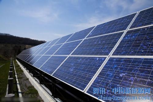                                                                                                                                                                     
	　　近期，上萬塊漂浮于日本山倉大壩水庫水面上的太陽能電池板開始正式運(yùn)作。這個(gè)位于千葉縣的浮式太陽能發(fā)電廠是日本最大的浮式太陽能發(fā)電廠，也是世界上最大的太陽能發(fā)電廠之一，預(yù)計(jì)每年將