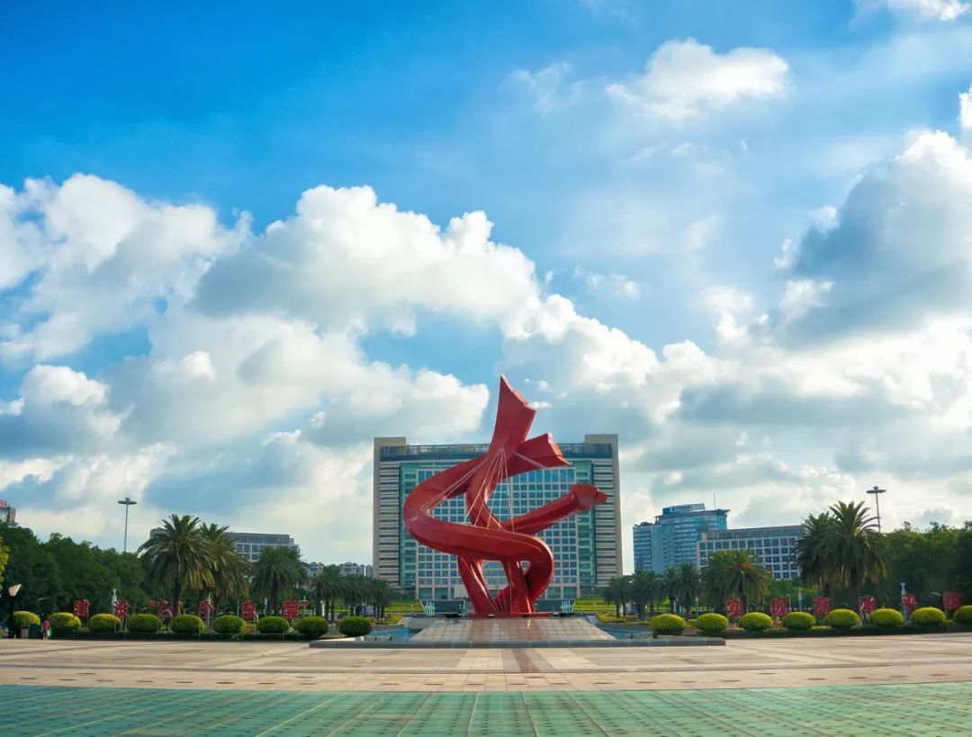 原标题：东莞打响蓝天保卫战            东莞市委市政府近日召开全市蓝天保卫战动员大会，部署开展大气污染防治工作。东莞市委书记梁维东表示，东莞将拿出壮士断腕、刮骨疗毒的勇气，以铁腕手段、雷霆之势，迅速打响东莞蓝天保卫战，确保全市空气质量得到根本性改善