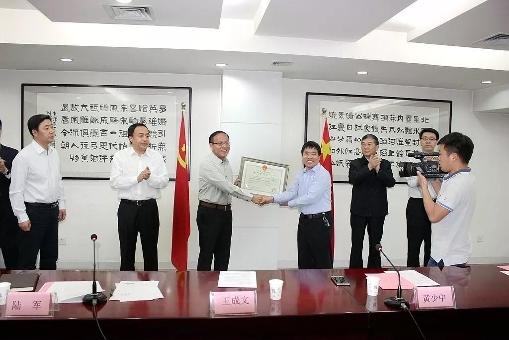 
	中国储能网讯：今天（5月3日），西北能监局颁发了辖区内首张增量配电业务许可证，陕西煤业股份集团旗下的铜川欣荣配售电公司（第一批售电公司）喜拿首张许可证。


	



	根据发布的信息显示，在4月18日，西北能监局就已经审核全部材料并做出了准予许可的决定，这让铜川欣荣配售电有限公司成为西北能源监管局辖区拥有配电网运营权的售电公司