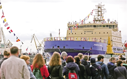 原标题：普京将开始第四个总统任期！要为经济注入增长动力             俄罗斯圣彼得堡日前举办破冰船节，共有5艘破冰船参加节日活动。图为观众在排队参观破冰船