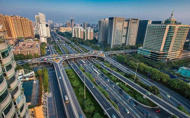 原标题：四川发展控股集团的AB面：资产规模冲击万亿元，归母净利润只有1962万元!             四川能投发展股份公司（下称：能投股份）有望登陆香港证券交易所。 2018年5月2日，能投股份向香港证券交易所递交了上市申请