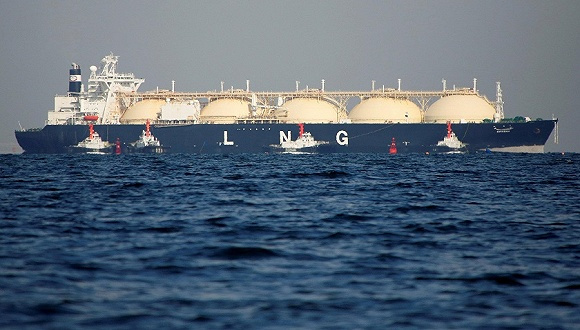 原标题：中海油迎来全国首船保税LNG 为海南打造亚洲转运和贸易中心铺路                            图片来源：视觉中国  中海油海南LNG接收站迎来了全国首船保税液化天然气（LNG）的卸货。  5月2日，来自印度尼西亚的“帕卢”轮满载6.9万吨LNG驶入海南LNG接收站