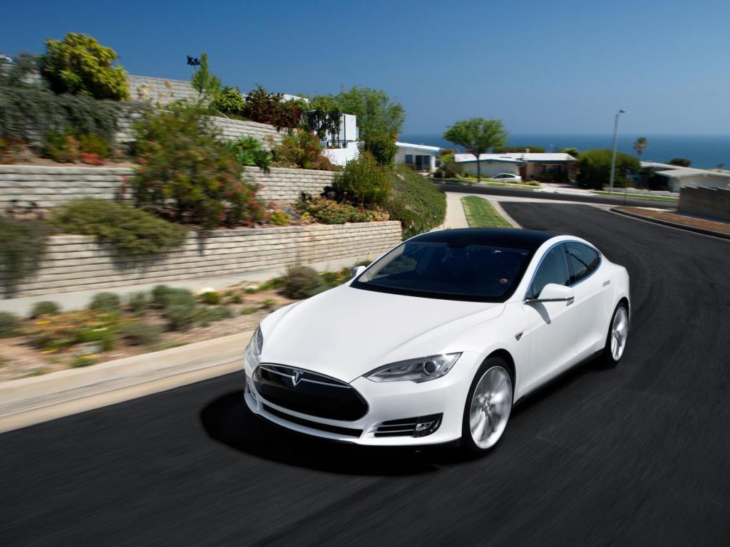 原标题：特斯拉、比亚迪业绩暴跌 新能源汽车前景可期            　　和讯网消息 5月3日，特斯拉（TSLA）2018年Q1财报显示，总营收34.09亿美元，净亏损7.85亿美元，这意味着特斯拉一季度平均每天亏损872万美元，遭遇史上最大季度亏损！特斯拉几乎一直在亏损。自2010年特斯拉Model S上市以来，只有2013年第一季度和2016年第三季度实现了盈利