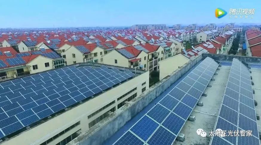 原标题：补贴虽下降，光伏收益依然很坚挺！2018年“抢装潮”成定局！            2017年是光伏行业大爆发的一年，其中以分布式户用光伏最为火爆。然而随着市场竞争加剧，和光伏补贴的进一步下调，让不少人产生疑问，补贴下调之后，2018年的光伏电站还能保持高收益率吗？还值得投资吗？  要搞清楚这个问题，我们首先要了解2018年的补贴政策