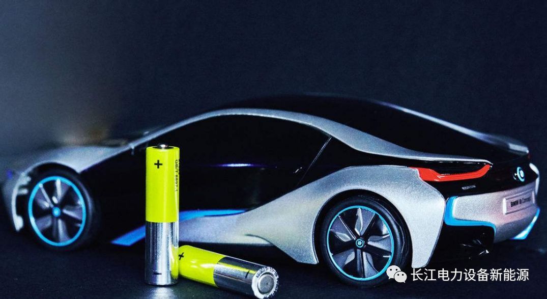 原标题：景气分化加剧，静待中游反转—新能源汽车板块年报及一季报总结【长江电新】             报告要点： 整体情况：纵向看利润往上游转移，横向看中下游内部趋于集中化 2017年国内新能源车产量达81万辆(合格证口径)，同比增长58%，车用动力电池装机36.4GWh，同比增长30.2%，再加上旧电池替代、其他动力类应用以及库存备货，2017年动力电池产量高达44.5GWh，同比增长44.38%。国内全口径锂电池产量79.9GWh，同比增长24.57%，整体看产业链中上游需求旺盛