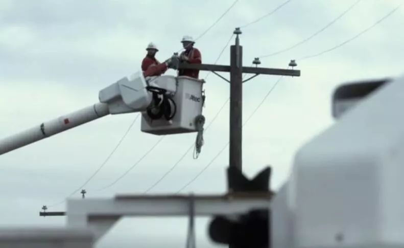 原标题：美国为什么用木头电杆？            有小伙伴到美国去旅游，发出一声惊叹：道路两旁的电杆怎么都是木头的？不仅乡村小道有，就连旧金山、洛杉矶、拉斯维加斯、纽约、华盛顿……这些耳熟能详的繁华都市里也能随处见到木头电杆的身影。    身在大洋此岸的我们表示，长在改革开放后，沐浴在春风里，木头电杆这东西，只存在于父母一辈的记忆里（不小心暴露了年龄）……现在到处都是水泥杆、钢铁杆，大部分90后、80后根本没有见过木头杆！然而，身为老牌发达国家的美国，为什么还在大面积使用这种 “老古董”？ 吃瓜群众纷