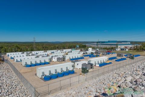 
	中國儲能網(wǎng)訊：挪威國家石油公司投資的儲能開發(fā)商Convergent Energy + Power（Convergent）是北美最大的純儲能運(yùn)營商，宣布收購紐約州Stephentown和Hazle Township 40 MW飛輪儲能項目。從Rockland Capital購買的飛輪儲能系統(tǒng)自2011年和2014年以來一直穩(wěn)定地為電網(wǎng)提供服務(wù)，由400個5噸碳復(fù)合材料和鋼制飛輪組成的組合系統(tǒng)可以在幾秒內(nèi)移動8000萬瓦的電力（郊區(qū)白天平均每戶使用5000瓦電力），幫助電力穩(wěn)定流動
