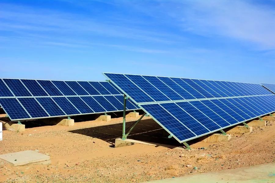 　　伴随工业和信息化部、住房和城乡建设部、交通运输部、农业农村部、国家能源局、国务院扶贫办印发《智能光伏产业发展行动计划（2018-2020年）》，智能光伏扶贫应用示范正在为光伏扶贫注入新的活力。“鼓励先进光伏产品及系统应用，优先保证光伏扶贫产品质量和系统性能；加大信息技术应用，通过大数据 、物联网等技术手段实现光伏扶贫数据采集、系统监控、运维管理的智能化