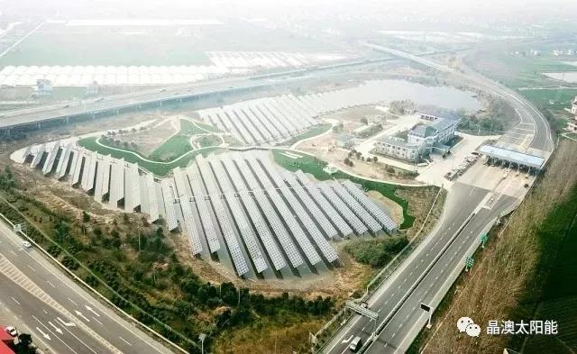 原标题：晶澳助力“交通+能源” 高速公路互通区分布式电站意义非凡！            近日，江苏省高速公路首批互通区分布式光伏电站顺利并网发电，其13.58MW光伏组件全部由晶澳太阳能供应，充分体现了“交通+能源”发展清洁低碳路沿经济的优越性。  该项目在充分考虑路网营运安全的前提下，利用高速公路沿线闲置的交通附属设施约358.5亩，分别建设盐城蔡桥3.8MW、兴桥3.6MW、南沈灶3.2MW和南通白蒲2.98MW分布式光伏电站，有效挖掘了交通存量资源的利用潜力，实现了交通基础设施资源的综合利用