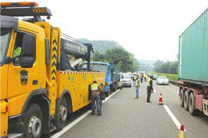 原标题：这些钱卡友可以省了！顺心将要启网？卡友为何中招老套路？            5月起这些钱卡友不用交了  5月1日起施行的《道路交通事故处理程序规定》，对交通事故处理的多项制度进行调整完善。比如，在规范事故处理收费、减轻群众负担方面，《规定》明确提出，对因扣留事故车辆产生的停车费用，由作出扣留决定的公安交管部门承担；对需要进行事故检验、鉴定的费用，由公安机关交通管理部门承担