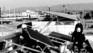 　　■本报记者 于 南　　去年9月份，国土资源部、国务院扶贫办、国家能源局联合发布的《关于支持光伏扶贫和规范光伏发电产业用地的意见（国土资规[2017]8号）》，以及近日国家能源局、国务院扶贫办联合发布的《光伏扶贫电站管理办法》都对近年来兴盛的“光伏+农业”、“光伏+扶贫”，乃至“光伏+农业+扶贫”产生了极为深远的影响。　　曾经在政府部门分管过农业工作，如今担任协鑫新能源控股有限公司副总裁的张耀邦向《证券日报》记者表示，“经验证明，只要科学合理处理好光伏与农业生产之间争光照、争土地、争空间的‘三争’问题，