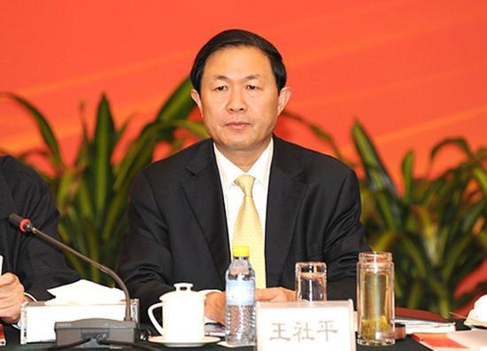 原标题：冀中能源原董事长王社平涉贪污受贿挪用公款被公诉            日前，冀中能源集团有限责任公司原董事长王社平涉嫌受贿罪、贪污罪、挪用公款罪一案，经河北省人民检察院依法指定管辖，由唐山市人民检察院向唐山市中级人民法院提起公诉。  王社平 资料图 检察机关在审查起诉阶段，依法告知了被告人王社平享有的诉讼权利，并依法讯问了被告人王社平，听取了其辩护人的意见