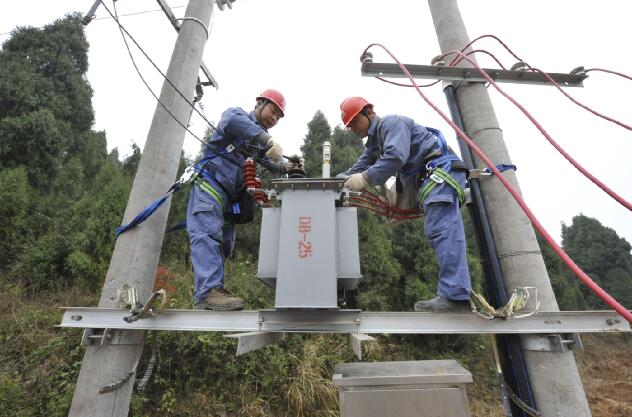 　　在國務(wù)院實(shí)施新一輪農(nóng)村電網(wǎng)改造升級工程電視電話會(huì)議上，李克強(qiáng)總理作出重要批示說：實(shí)施新一輪農(nóng)網(wǎng)改造升級工程，是縮小城鄉(xiāng)公共服務(wù)差距、惠及億萬農(nóng)民的重要民生工程。電網(wǎng)企業(yè)要繼續(xù)發(fā)揚(yáng)拼搏實(shí)干精神，加大資金投入，加強(qiáng)施工管理，全力按時(shí)保質(zhì)完成農(nóng)網(wǎng)改造升級工程，為促進(jìn)農(nóng)業(yè)農(nóng)村發(fā)展、全面建成小康社會(huì)作出新貢獻(xiàn)