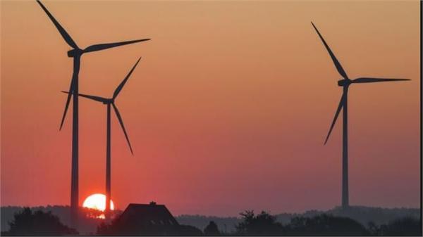 原标题：2018清洁能源十大预测：投资将达3300亿美元 中国仍占光伏发电主导地位            BNEF在今年1月发布报告，预测2018年能源和交通清洁转型将持续多久。详细预测如下，覆盖从太阳能和风能，电池存储和电动汽车到智能交通以及北美天然气和国际液化天然气(LNG)，美国政策，中国和印度的动态市场