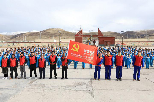 
　　5月7日，在海拔4500米的青海玉樹州玉樹市上拉秀鄉(xiāng)中心寄校，舉行了一場特殊的授旗儀式。來自國網(wǎng)浙江杭州供電公司的全國勞模史文斌，代表國家電網(wǎng)浙江電力（杭州）紅船共產(chǎn)黨員服務(wù)隊，向當(dāng)?shù)?名藏族黨員授予了“國家電網(wǎng)浙江電力（杭州）紅船共產(chǎn)黨員服務(wù)隊玉樹分隊”的旗幟