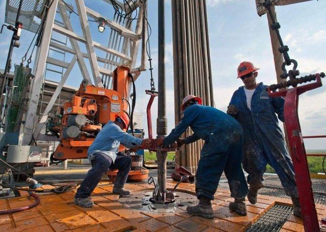 原标题：美国后悔了，当初不该卖给中国这项技术，反而保障了中国石油安全             开采页岩油） 美国作为世界上最强大的国家，其强势的国力是由美元的经济地位和美军的军事地位支撑的。而美元的经济地位是跟能源分不开的，美国人自1970年石油危机以来数次进入中东保证中东地区处于混乱和战争的状态，其目的就是保持美国势力在中东的霸权地位，使得石油价格与美元挂钩